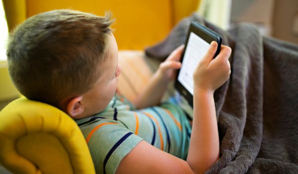 Bambino che legge un ebook