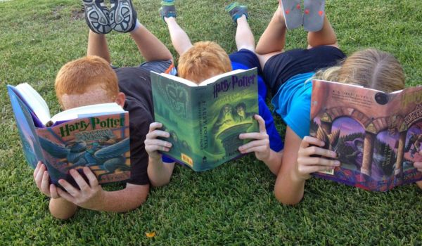 Ragazzi immersi nella lettura dei libri