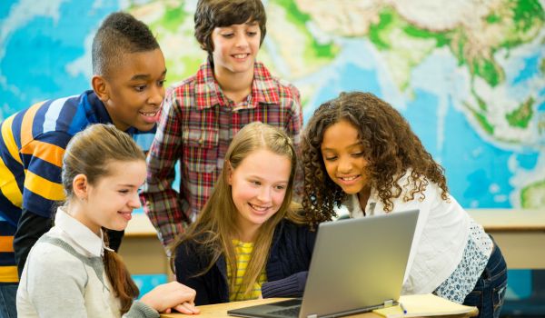 Lavoro di gruppo a scuola svolto da adolescenti.