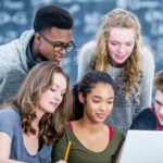 Studenti della scuola secondaria che stanno durante un'attività di interdisciplinarità.