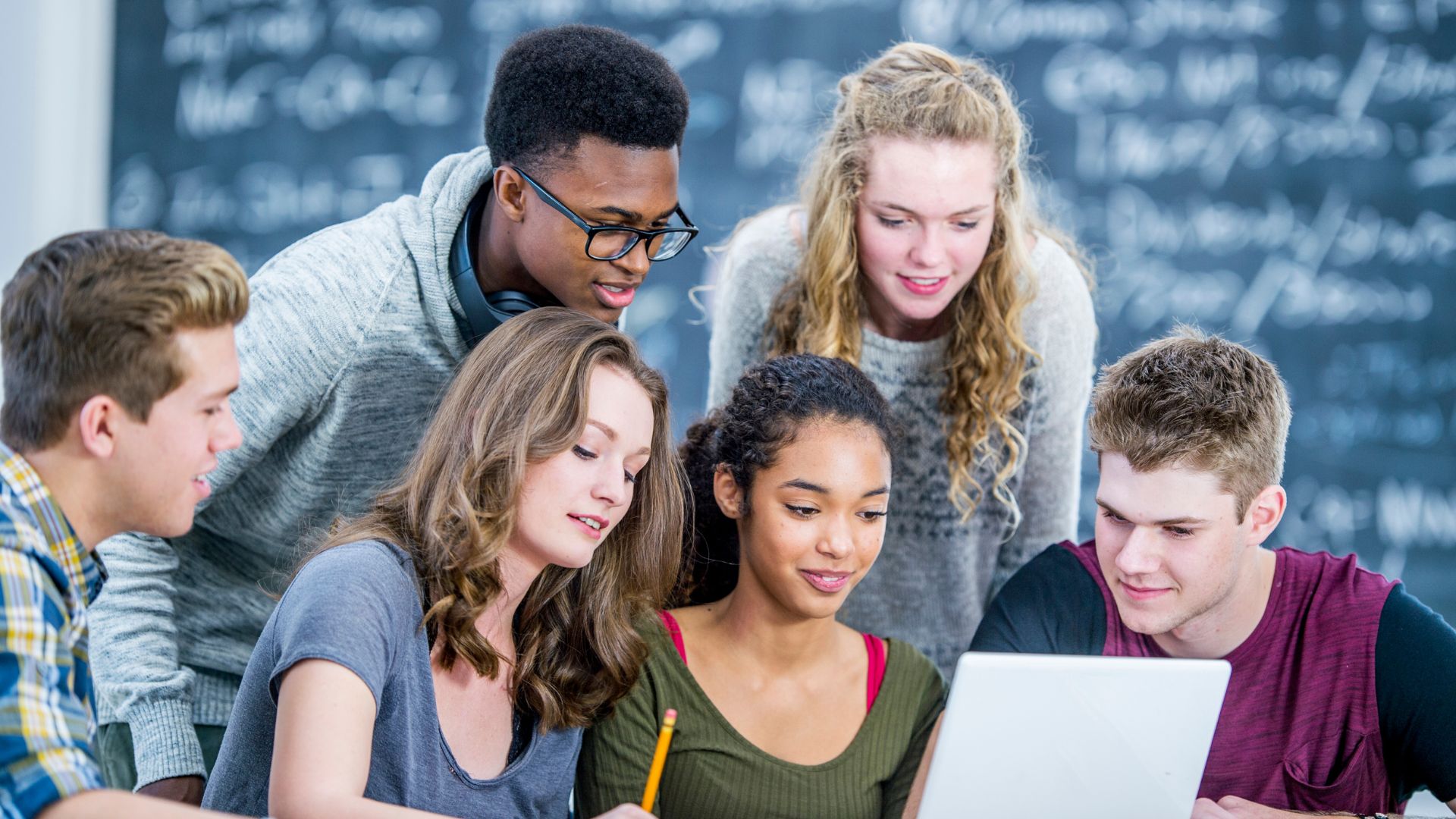 Studenti della scuola secondaria che stanno durante un'attività di interdisciplinarità.