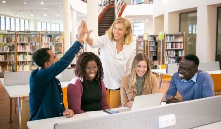 Una professoressa in biblioteca con i suoi studenti.