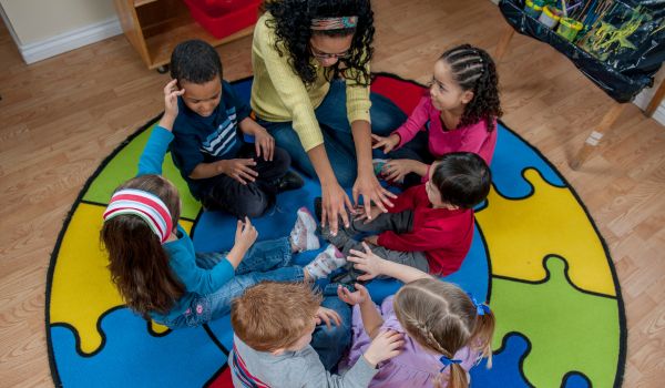 Circle time durante una lezione alla scuola primaria