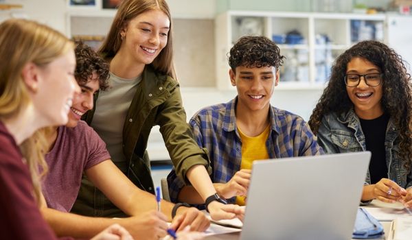 Un gruppo di adolescenti lavora insieme a un progetto usando il Problem Based Learning