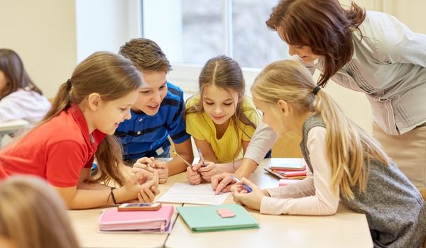 Una docente segue lo svolgimento di un'attività di gruppo svolta con la metodologia del Problem Based Learning