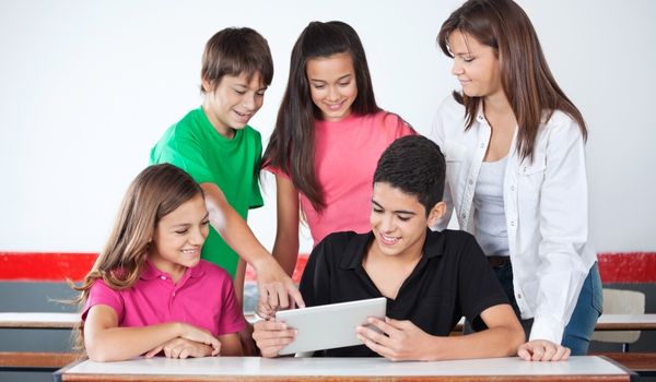 Ragazzi della secondaria di secondo grado che lavorano insieme utilizzando la metodologia del Problem Based Learning