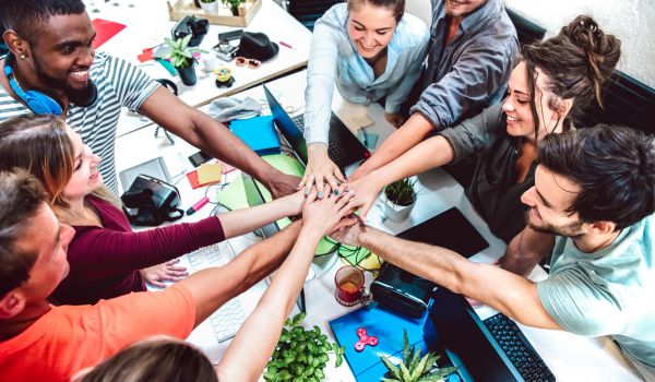 Un gruppo di lavoro che sta svolgendo una stage in un'azienda austriaca.