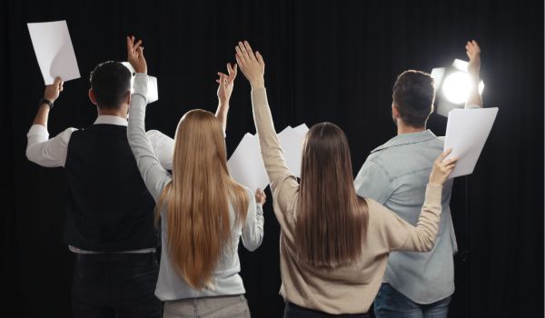 Un gruppo di studenti che legge ad alta voce